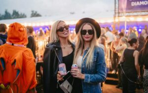 Kuva festaripukeutumisesta